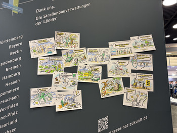 Zeichnungen eines Grafikers zu den verschiedenen Themenfelder einer Landesbehörde sind an einer Wand ausgestellt.