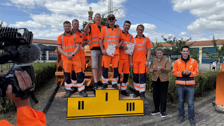 Siegerehrung, auf dem Podest stehen jeweils Erst-, Zweit- und Drittplatzierte. Daneben die Ministerin und Vertreter der LSBB.