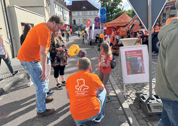 Kinder am Stand der Bohrkerne und Baustoffe für Straßen