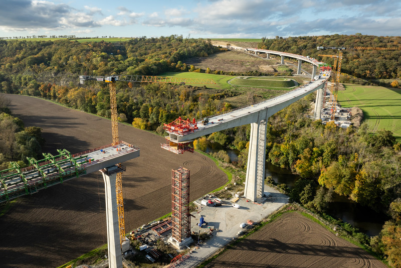 Blick auf die Baustelle der B87n, Ortsumgehung Bad Kösen, konkret auf die Saaletalbrücke