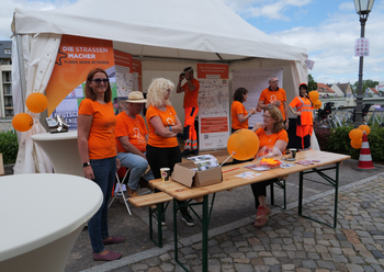 Das Zelt und die Kollegen der LSBB am Stand. 
