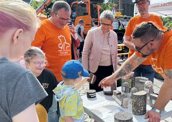 Kinder und Ministerin Dr. Hüskens am Stand der Bohrkerne und Baustoffe für Straßen