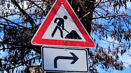 Baustellenschild vor Baum