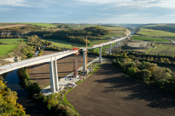 Die Saaletalbrücke eingebettet in die Landschaft während des Baus.