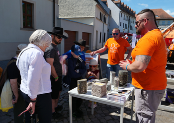 Besucherin lässt sich Bohrkerne erklären