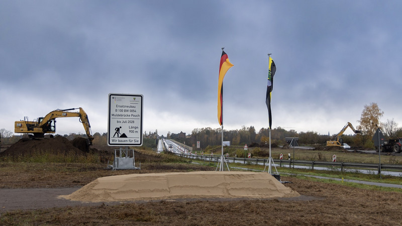 Spaten stecken in einem Sandhaufen für den Spatenstich für den Ersatzneubau