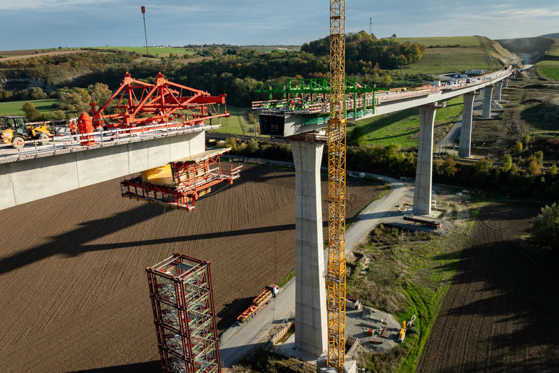 Blick auf die Baustelle der B87n, Ortsumgehung Bad Kösen, konkret auf die Saaletalbrücke