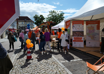 Besucherinnen und Besucher am Stand der LSBB