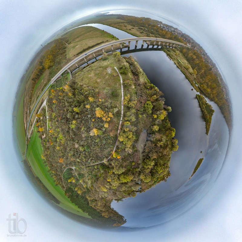 Foto im Stil "little planet" der bestehenden Muldebrücke