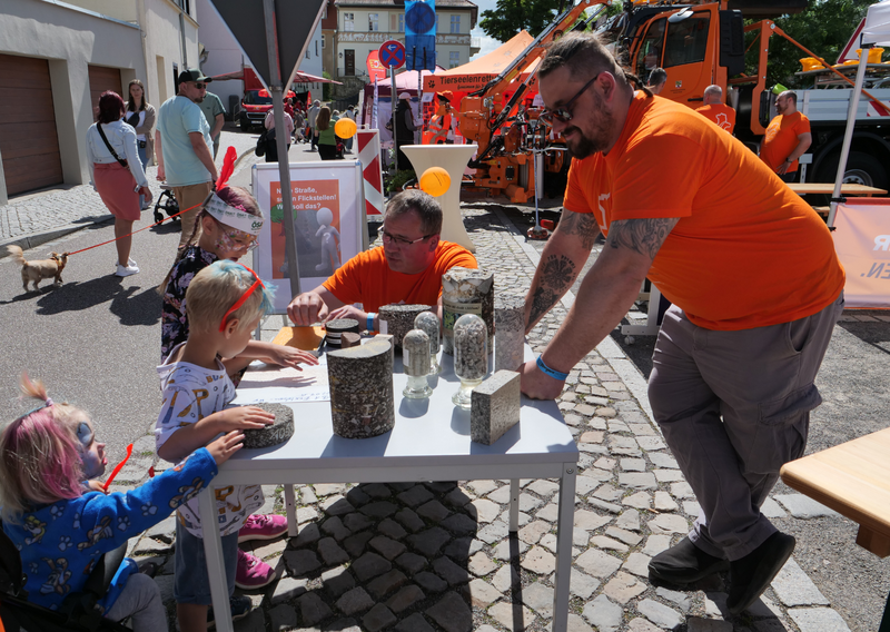Kinder am Stand mit den Bohrkernen