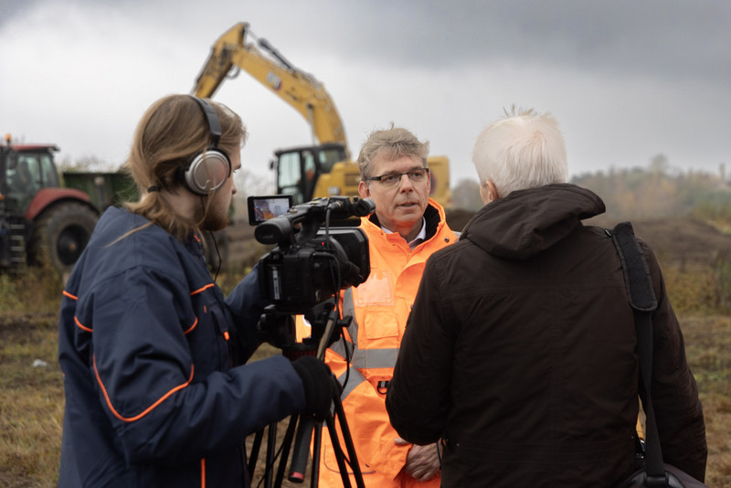 Präsident der Landesstraßenbaubehörde Sachsen-Anhalt, Dr. Stefan Hörold, beim feierlichen ersten Spatenstich für den Ersatzneubau beim Interview im Rahmen des Spatenstiches zum Ersatzneubau