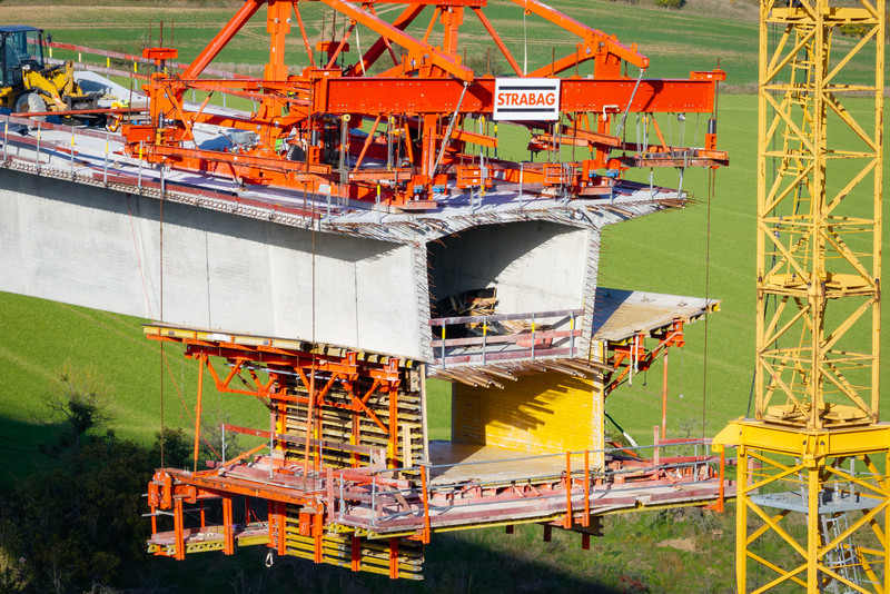 Blick auf die Baustelle der B87n, Ortsumgehung Bad Kösen, konkret auf die Saaletalbrücke