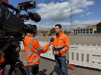 Interviewsituation mit dem Fernsehen, Kamera steht links, daneben der Interviewer und vor der Kamera ein Vertreter der LSBB