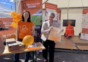 Ministerin Dr. Hüskens am Stand der LSBB
