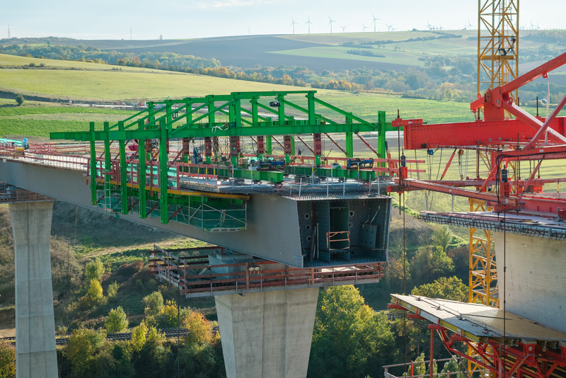 Blick auf die Baustelle der B87n, Ortsumgehung Bad Kösen, konkret auf die Saaletalbrücke