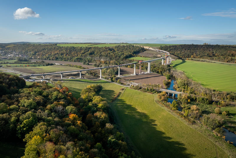 Blick auf die Baustelle der B87n, Ortsumgehung Bad Kösen, konkret auf die Saaletalbrücke