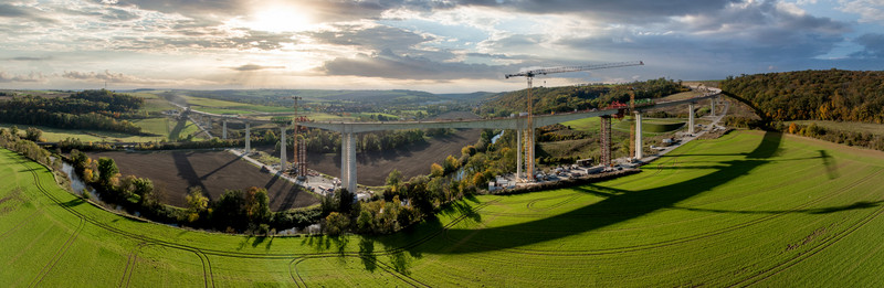 Panoramabild auf die Baustelle der B87n, Ortsumgehung Bad Kösen, konkret auf die Saaletalbrücke