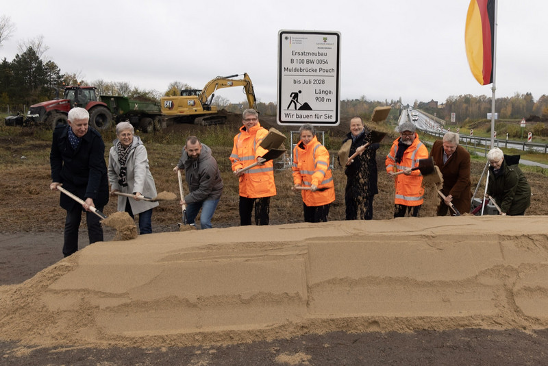 Viele Landes- und Kommunalvertreter schippen symbolisch Sand für den Spatenstich