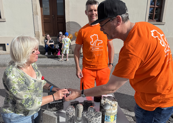 Frau am Stand der Bohrkerne und Baustoffe für Straßen