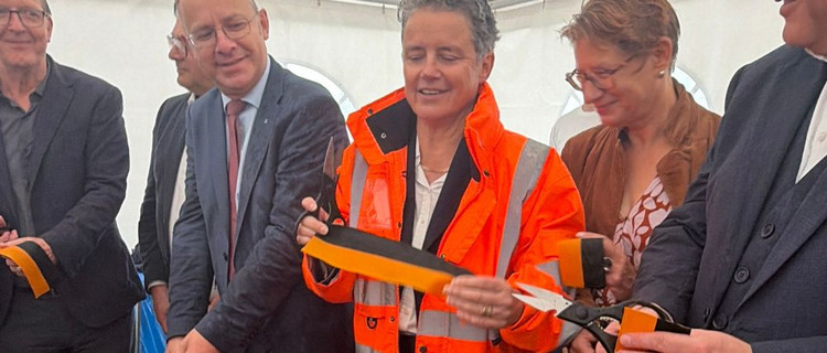 Fotoausschnitt der Zerschneidung des Bandes durch Ministerin Hüskens und Politikpräsenz