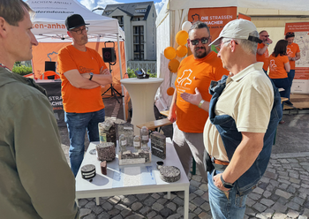 Besuchende am Stand der Bohrkerne und Baustoffe für Straßen