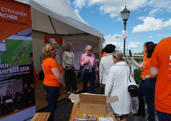 Besucherinnen und Besucher am Stand der LSBB