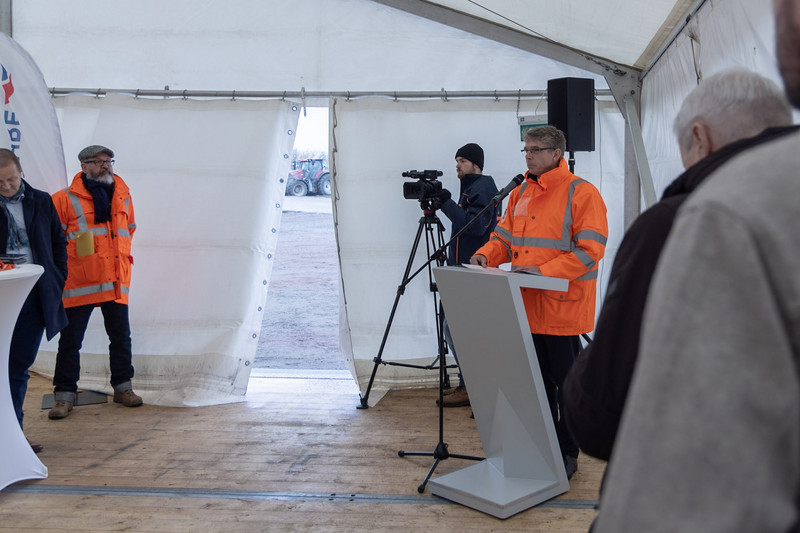 Redner Dr. Stefan Hörold beim Spatenstich der Muldebrücke in Pouch