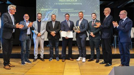 Preisverleihung: die Preisträger der Landesstraßenbaubehörde Sachsen-Anhalt stehen auf der Bühne. 