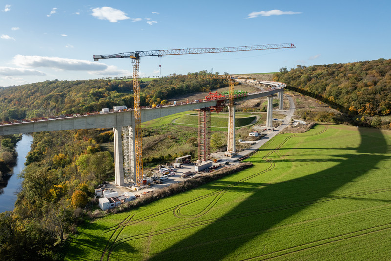 Blick auf die Baustelle der B87n, Ortsumgehung Bad Kösen, konkret auf die Saaletalbrücke