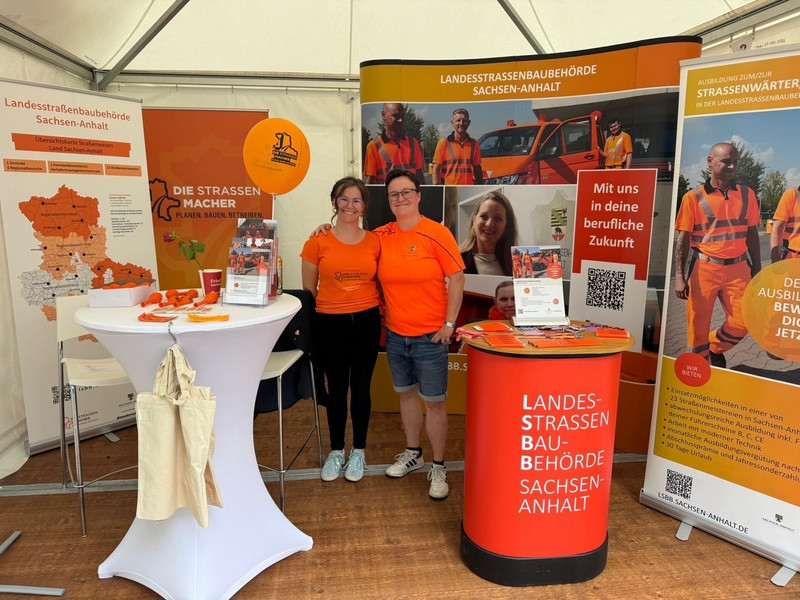 Recruiting-Stand der LSBB mit Messewänden und Tresen