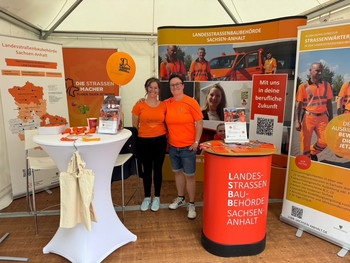 Am Recruitingstand der LSBB mit Messewand, Rollups und Tresen sowie Flyer und Give-Aways. 