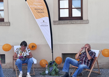 Zwei Besucher sitzen in den Liegestühlen der LSBB.