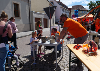 Kinder am Stand der Bohrkerne und Baustoffe für Straßen