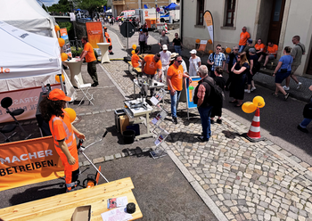 Besuchende am Stand der Bohrkerne und Baustoffe für Straßen