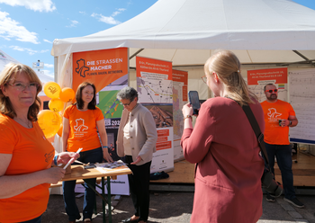 Ministerin Dr. Hüskens am Stand der LSBB