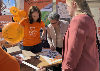Ministerin Dr. Hüskens am Stand der LSBB