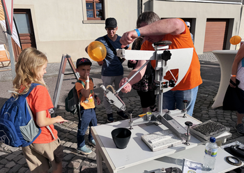 Kinder am Stand der Bohrkerne und Baustoffe für Straßen