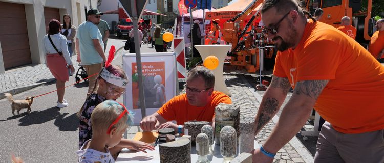 Standpersonal mit Vorführung zu Bohrkernen am Stand der LSBB