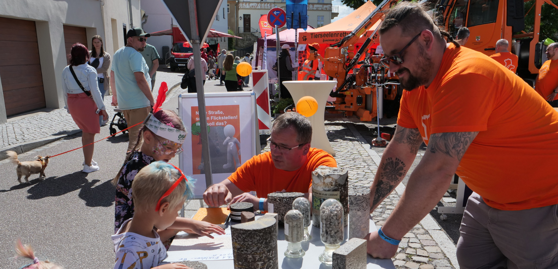 Standpersonal mit Vorführung zu Bohrkernen am Stand der LSBB