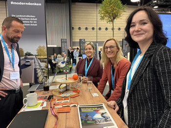 Fachkollegen und Fachkolleginnen der LSBB am Stand von Sachsen-Anhalt