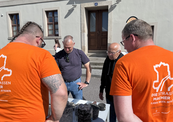 Besucher am Stand der Bohrkerne und Baustoffe für Straßen