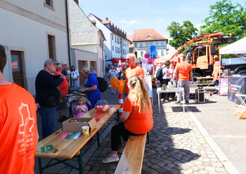 Besucher am Stand der LSBB