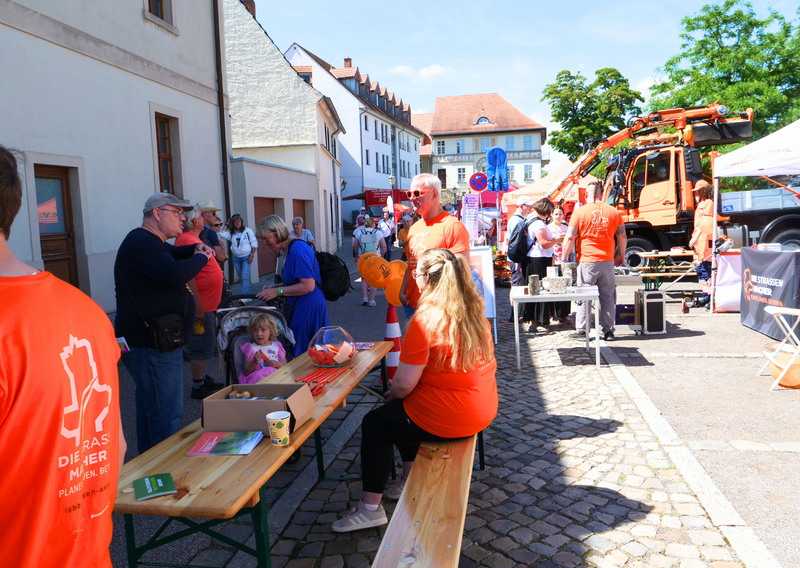 Besucherinnen und Besucher am LSBB-Stand unterhalten sich mit den Kollegen der LSBB