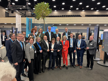 Gruppenbild der Staatsekretärin Susanne Henckel vom Bundesministerium für Digitales und Verkehr, Staatssekretär Viktor Haase vom Ministerium für Umwelt, Naturschutz und Verkehr in NRW, sowie der Bürgermeisterin der Stadt Bonn, Nicole Unterseh mit den Ländervertretungen 